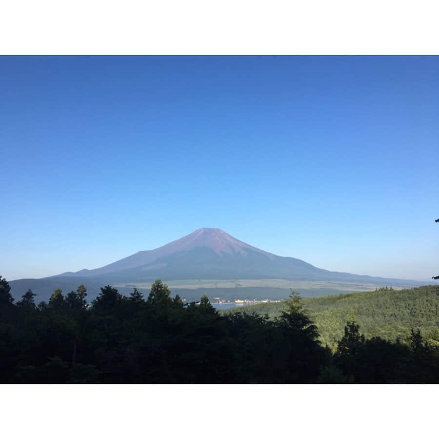 千葉アリサさんのインスタグラム写真 - (千葉アリサInstagram)「夏の富士山さんと、こんなにも近くで  向き合うように 過ごせたのは初めて✨  なだらかな末広がりのシルエット美、雄大な存在感に 瞬間ごと 眺めていると、心も穏やかに 広がっていく。  何かを 頑張らな！ってそこだけみて、固執して力んでると視野が狭く、独りよがりになって 苦しくなっちゃっう。  いつしかギュッと握りしめていたことに気づいて そっか。まぁええか〜 と委ねる。手放すってそういうことや思う☺️ 諦めるとか投げやりとかでなくて、納得して流す。持ち方の話。 「足るを知る」という言葉もドーンと受け取った。ないもの、嫌なことを数えるより 感謝できることを数える方がいい。不安やらより まずは先に感謝。  そうすると 心が循環しだす。しこりがほぐれてリラックスできると直感も受け取りやすくなる。今回 仲間と遭遇できたミラクル続きにも 太鼓判押された感じ💮  何事も、 力んで抵抗しないこと、泳ぐ時と同じやね。  みえていても いなくても、富士山はいつもいてくれて 日本の心を包んでいるね。究極の美と癒しと活きているエネルギーで♡ この国に生まれ育ってよかった🙏  #末広がりの日 #無限の日 #富士山  #mtfuj #vibes #mostbeautifulmountain  #足るを知る　#日々の中にあるキラリ #ありがたや」8月8日 12時48分 - alyssamarianne