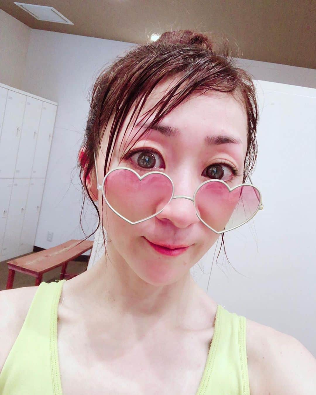 西尾夕紀さんのインスタグラム写真 - (西尾夕紀Instagram)「朝ヨガ🧘‍♀️ 今朝スペシャルレッスンの トレーニングレッスンに行きました🤨  名付けて…🤔 夏祭り始めてみよう！ HIITインターバルトレーニング  久々に、カラダピキピキ 筋肉痛…🥵 身体を鍛えるのも大事と 思いレッスンを受けてみたが…😑 カラダは嘘をつきませんね😓  頑張ったら頑張った分 成果に繋がると良いのですが…😮 先に きたのは筋肉痛…🥵🥵🥵 田舎の母からもらった 「スミル」で 応急処置😜  まあ💦 年齢には勝てないわね〜🤭💦 #インターバルトレーニング #鍛えてみた #すぐ筋肉痛 #カラダピキピキ #パキパキ」8月8日 12時49分 - yuki_nishio_