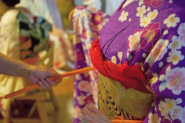東北女子さんのインスタグラム写真 - (東北女子Instagram)「#会津田島祇園祭　 ①花嫁行列 著裝篇 . 這次來參加全日本最大的花嫁遊行，國中以上的未婚女性都能參加。雖然可以穿得美美的走上街，但事前的準備可不輕鬆 😱 . ・預約美容院 ↓ ・半夜12:00開始準備 ↓ ・化妝、戴假髮 ↓ ・穿和服 ↓ ・全部弄完約4:30  戴著厚重的假髮也沒辦法睡覺～整夜沒睡就是為了體驗這個新娘遊行😭 . ＊下篇待續 . . #日本東北 #東北女子travel #福島 #南会津 #会津田島 #南會津 #會津 #東北之旅 #日本体験 #祗園祭 #祇園祭 #日本祭典 #福島觀光 #東北旅遊 #福島旅行 #東北旅 #七行器 #東北旅行 #行くぜ東北 #夏の東北インスタキャンペーン #花嫁行列 #ふくしまファンクラブ #wakufuku #fukushimacity #japankuru #minamiaizu#fukushima」8月8日 12時52分 - tohoku_girl_official