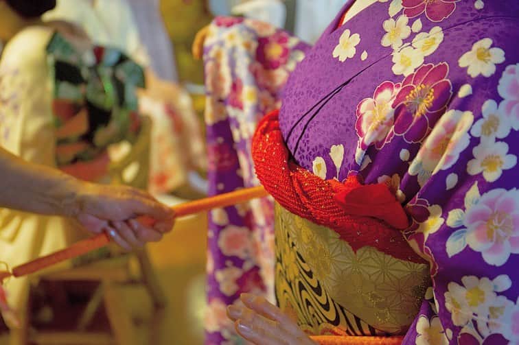 東北女子さんのインスタグラム写真 - (東北女子Instagram)「#会津田島祇園祭　 ①花嫁行列 著裝篇 . 這次來參加全日本最大的花嫁遊行，國中以上的未婚女性都能參加。雖然可以穿得美美的走上街，但事前的準備可不輕鬆 😱 . ・預約美容院 ↓ ・半夜12:00開始準備 ↓ ・化妝、戴假髮 ↓ ・穿和服 ↓ ・全部弄完約4:30  戴著厚重的假髮也沒辦法睡覺～整夜沒睡就是為了體驗這個新娘遊行😭 . ＊下篇待續 . . #日本東北 #東北女子travel #福島 #南会津 #会津田島 #南會津 #會津 #東北之旅 #日本体験 #祗園祭 #祇園祭 #日本祭典 #福島觀光 #東北旅遊 #福島旅行 #東北旅 #七行器 #東北旅行 #行くぜ東北 #夏の東北インスタキャンペーン #花嫁行列 #ふくしまファンクラブ #wakufuku #fukushimacity #japankuru #minamiaizu#fukushima」8月8日 12時52分 - tohoku_girl_official