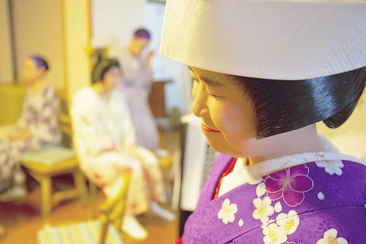 東北女子さんのインスタグラム写真 - (東北女子Instagram)「#会津田島祇園祭　 ①花嫁行列 著裝篇 . 這次來參加全日本最大的花嫁遊行，國中以上的未婚女性都能參加。雖然可以穿得美美的走上街，但事前的準備可不輕鬆 😱 . ・預約美容院 ↓ ・半夜12:00開始準備 ↓ ・化妝、戴假髮 ↓ ・穿和服 ↓ ・全部弄完約4:30  戴著厚重的假髮也沒辦法睡覺～整夜沒睡就是為了體驗這個新娘遊行😭 . ＊下篇待續 . . #日本東北 #東北女子travel #福島 #南会津 #会津田島 #南會津 #會津 #東北之旅 #日本体験 #祗園祭 #祇園祭 #日本祭典 #福島觀光 #東北旅遊 #福島旅行 #東北旅 #七行器 #東北旅行 #行くぜ東北 #夏の東北インスタキャンペーン #花嫁行列 #ふくしまファンクラブ #wakufuku #fukushimacity #japankuru #minamiaizu#fukushima」8月8日 12時52分 - tohoku_girl_official