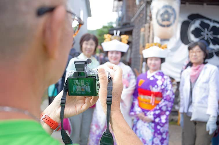 東北女子さんのインスタグラム写真 - (東北女子Instagram)「#会津田島祇園祭　 ①花嫁行列 著裝篇 . 這次來參加全日本最大的花嫁遊行，國中以上的未婚女性都能參加。雖然可以穿得美美的走上街，但事前的準備可不輕鬆 😱 . ・預約美容院 ↓ ・半夜12:00開始準備 ↓ ・化妝、戴假髮 ↓ ・穿和服 ↓ ・全部弄完約4:30  戴著厚重的假髮也沒辦法睡覺～整夜沒睡就是為了體驗這個新娘遊行😭 . ＊下篇待續 . . #日本東北 #東北女子travel #福島 #南会津 #会津田島 #南會津 #會津 #東北之旅 #日本体験 #祗園祭 #祇園祭 #日本祭典 #福島觀光 #東北旅遊 #福島旅行 #東北旅 #七行器 #東北旅行 #行くぜ東北 #夏の東北インスタキャンペーン #花嫁行列 #ふくしまファンクラブ #wakufuku #fukushimacity #japankuru #minamiaizu#fukushima」8月8日 12時52分 - tohoku_girl_official