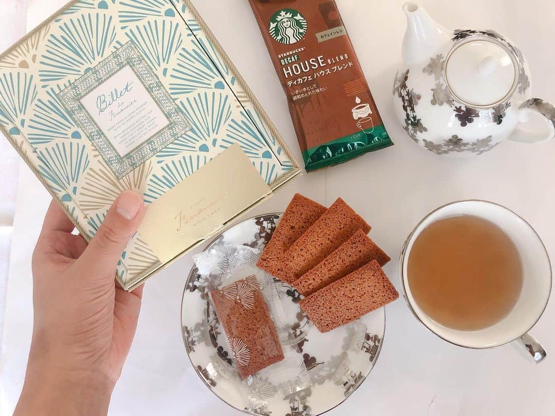 lily112988さんのインスタグラム写真 - (lily112988Instagram)「: #teatime . . 京都で有名な つぶあん入り生八つ橋 おたべ 京ばあむ 等を作られている 美十様の #美十グループ公式アンバサダー  認定していただきました⸜(* ॑꒳ ॑* )⸝⋆* . ▶︎KYOTO FINANCIER GION SAKAI @kyotofinancier ビイェ・ド・フィナンシェ . 小麦粉を使わずアーモンドパウダーのみを使用した シンプルな素材で焼き上げたフィナンシェ 噛みしめるとバターの香りが広がって サクサクしっとり♡ . ギフトボックスもオシャレで お盆の帰省土産にもぴったり~ 𓇥 ֒ 京都ポルタで購入出来ます✧︎ 位置情報付けてます~📍✓ 通信販売もしてますよ✧︎ : : : @kyoto_porta  #京都フィナンシェ #京都土産 #フィナンシェ #ポルタ #ビイェドフィナンシェ #京都ポルタ #BilletDeFinancier  #おもたせ #おもたせスイーツ #おもたせにぴったり #帰省土産 #手土産 #お土産 #お土産スイーツ #スイーツ #sweets #kyotofinancier #kyotofinanciergionsakai #京都フィナンシェぎをんさかい #美十 #美十公式アンバサダー #ティータイム #プチギフト #大人のおやつ #3時のおやつ #そうだ京都行こう #小麦粉不使用」8月8日 12時56分 - lily112988