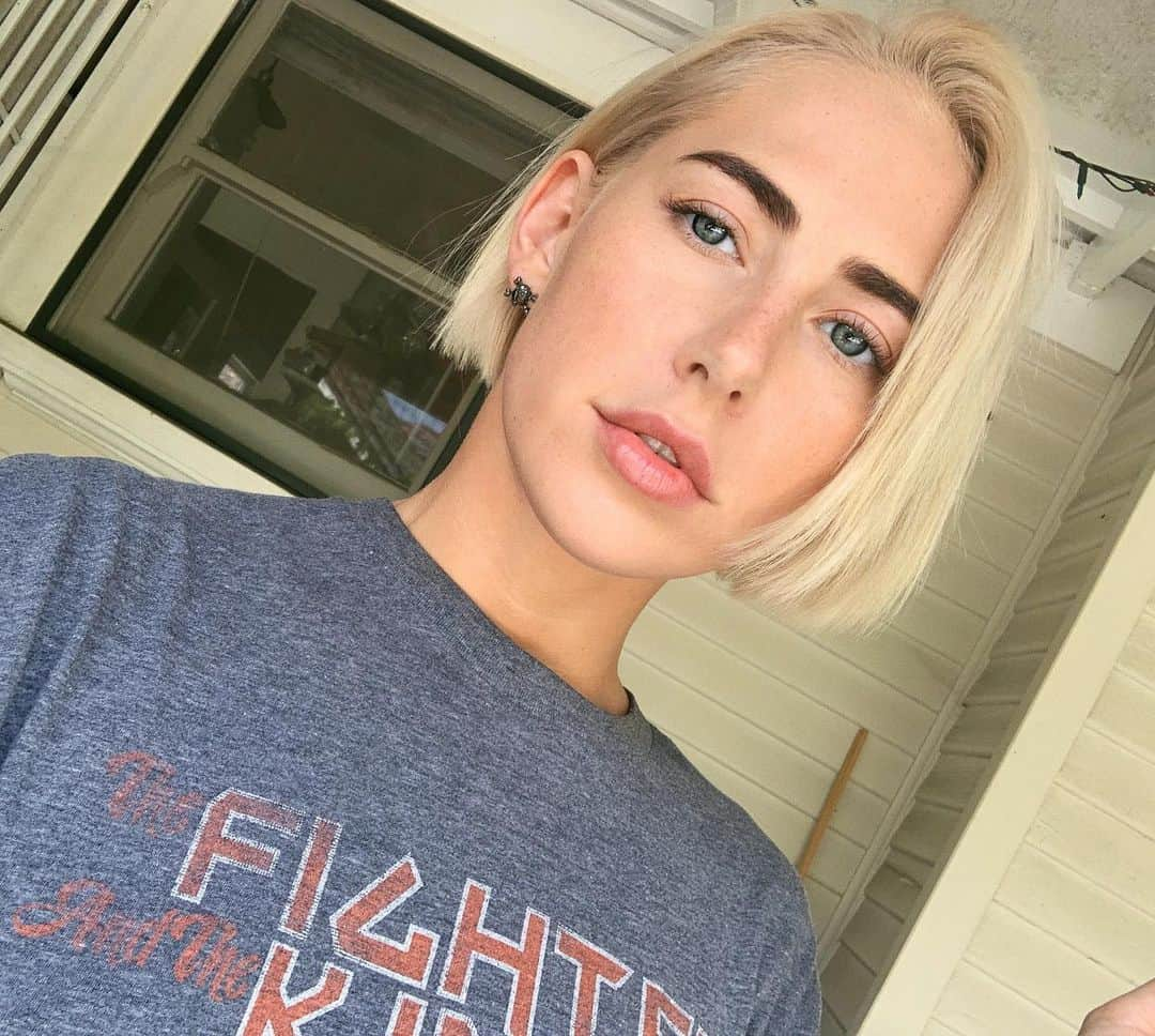 Carter Cruiseさんのインスタグラム写真 - (Carter CruiseInstagram)「oops i did it again.  fresh 💇🏼: @gwenstefrannie brows 🤨: @blood__house 💕」8月8日 12時58分 - cartercruise