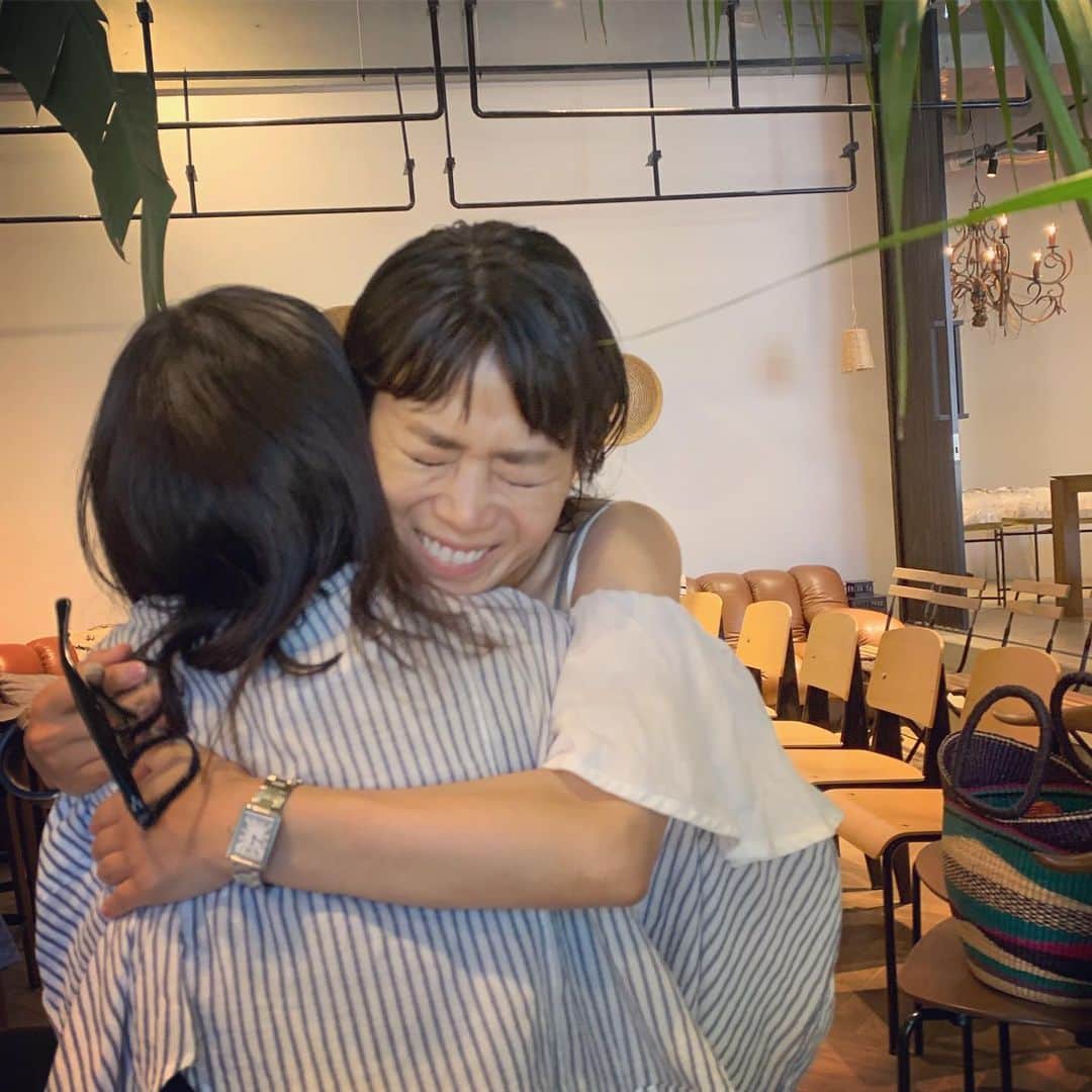 風間ゆみえのインスタグラム：「かずちゃんも、打ち合わせ前に駆けつけてくれた😭💕💕💕💕 @kazukovalentine  かずちゃんとは、ドイツ旅のお話会などしてみようかと考え中…スケジュールあるのか？笑  でも旅で得たこと、伝えたいこと沢山あるなぁ…✨ 来たい人いるかな？  初対面のかおりちゃんとかずちゃんがビッグハグ‼︎‼︎ @galloisekaorie」