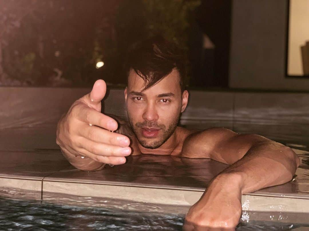 プリンス・ロイスさんのインスタグラム写真 - (プリンス・ロイスInstagram)「Midnight dip 💧」8月8日 13時09分 - princeroyce