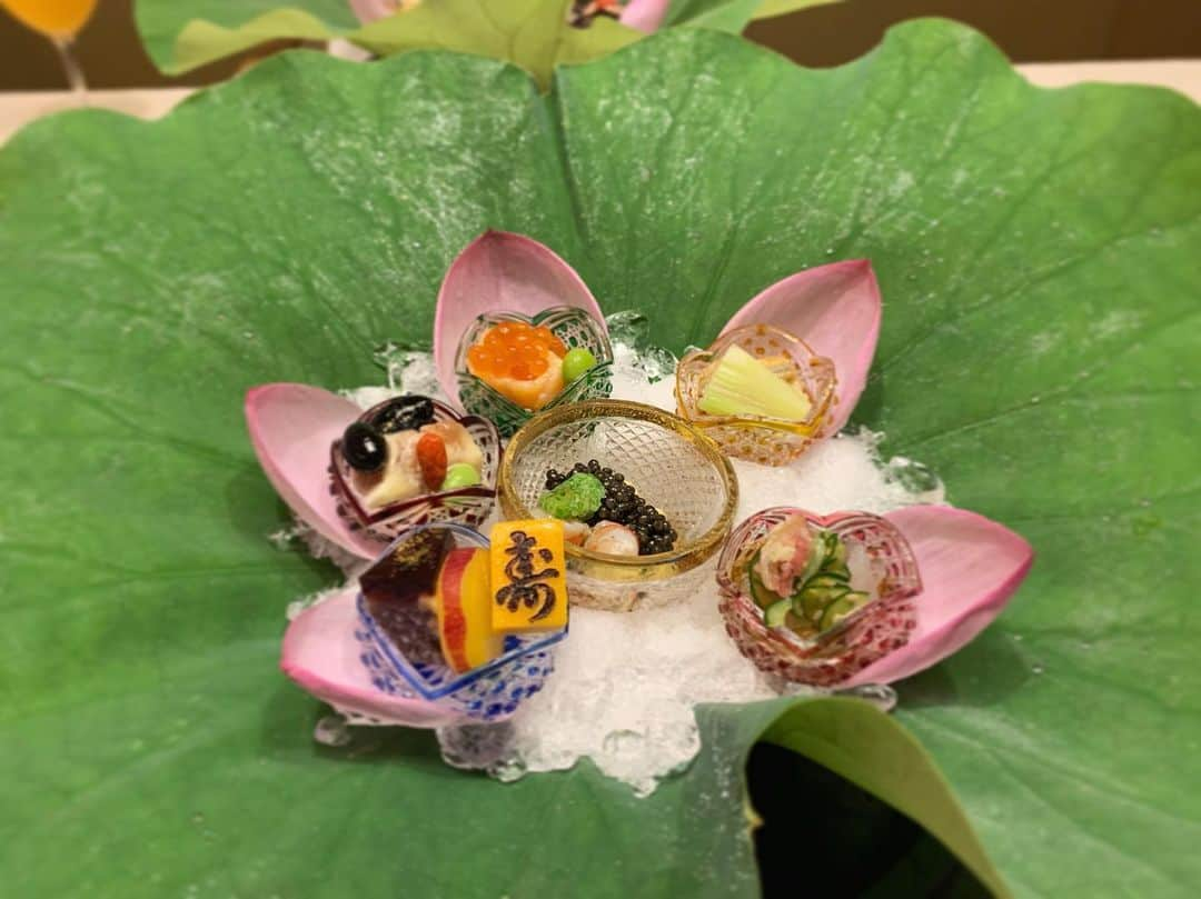 豊田麻子さんのインスタグラム写真 - (豊田麻子Instagram)「Les petits bijoux sur la feuille de lotus✨🥰 #結婚祝い」8月8日 13時14分 - asako_sen