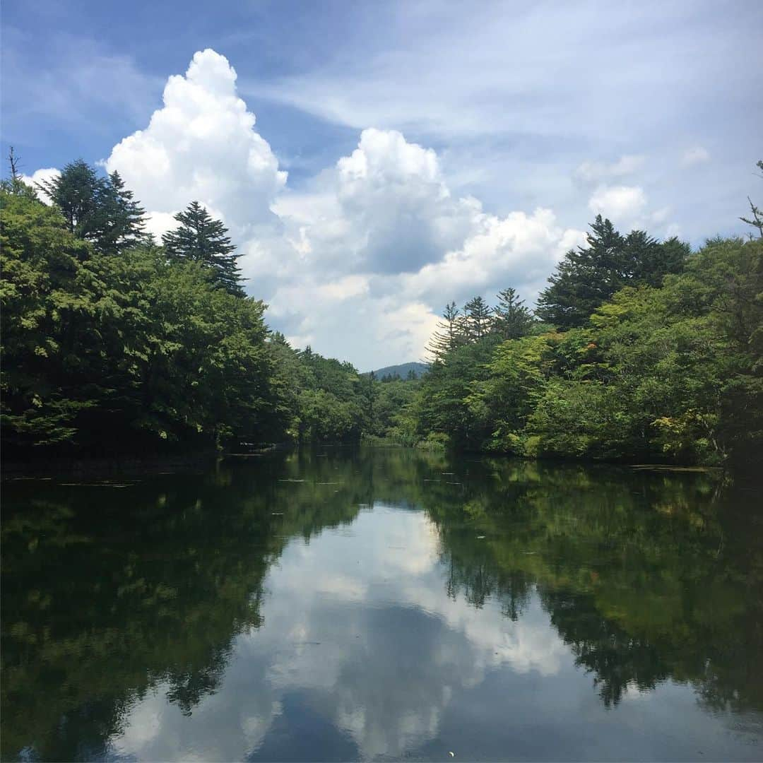 氏家恵さんのインスタグラム写真 - (氏家恵Instagram)「軽井沢日帰り旅。 帰って来たら浅間山が噴火🌋！！ びっくり。 穏やかそうに見えたのに…  旅の覚書  #見晴亭 #力餅 (辛味大根とくるみ。美味！すぎる！) ↓ #熊野皇大神社  #熊野神社 (同じ境内の右が群馬県の熊野神社。左が長野県の熊野皇大神社。写真は長野側のご神木。幹にハート形の穴がある) ↓ #浅間山 (まさか噴火するとは) ↓ #雲場池 ↓ #旧三笠ホテル(とっても素敵。別picで写真あげます)  続きます。」8月8日 13時19分 - ujiiemegumi