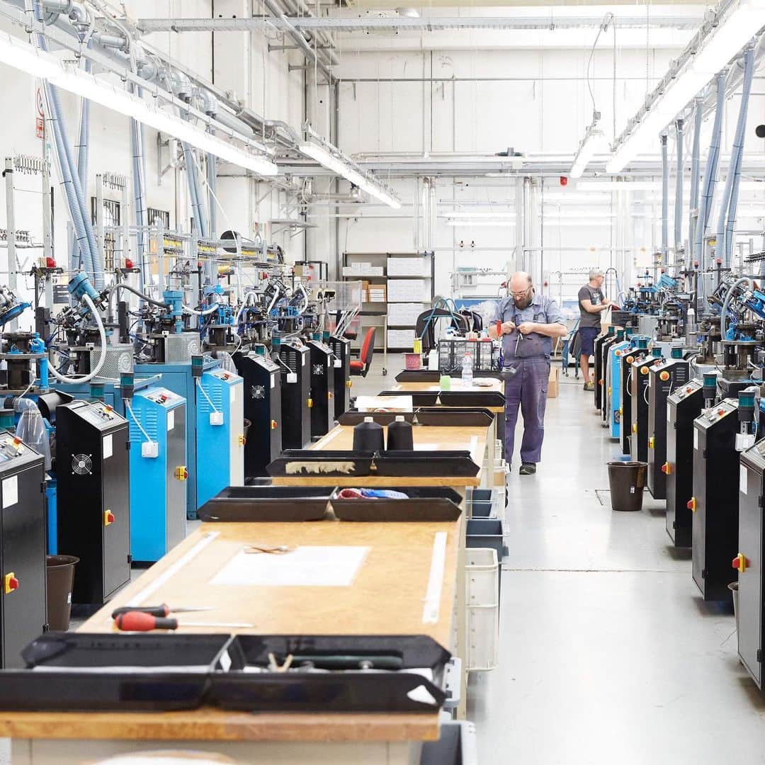 SUIT SELECT スーツセレクトさんのインスタグラム写真 - (SUIT SELECT スーツセレクトInstagram)「【Factory】 ニットタイの生産現場の様子。 このように機械でネクタイ1本1本を編み込んでいきます。 ・ ・ ・ #suit #スーツ #suitselect #スーツセレクト #スーツのある日常 ・ #メンズ #メンズファッション #メンズコーデ #イタリア #ピッチウオモ #コモ #コモ地区 #工場 #ニットタイ ・ #fashion #ootd #outfit #mens #mensfashion #menscode #italy #pitti #pittiuomo #como #factory #tie #knittie #summer #summerfashion #august」8月8日 13時22分 - suitselect_japan_official