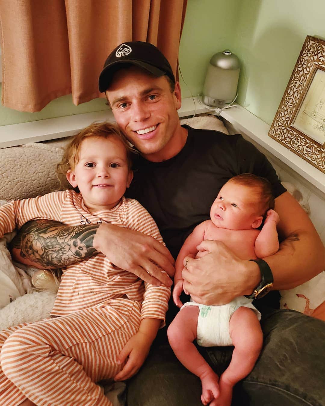 ガス・ケンワージーのインスタグラム：「Uncle Gus 🥰🥰🥰」