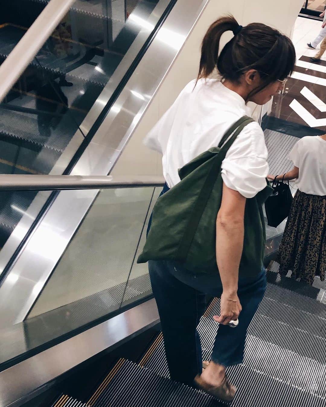 Megさんのインスタグラム写真 - (MegInstagram)「小学生からしているポニーテールは一体何歳まで有効なのだろう？  それはさておき古着屋稼業があまり動きを見せておりませんが色々と動いております！ まずはオリジナルワンピースの販売と来月にはコラボ商品の販売と秋には京都での単独POPUPを予定しております まだお知らせできませんが色々とあって体より頭がこんがらがっている感じではありますが2019下半期も思いっきり駆け抜けていけるよう体力つけて頑張りますっ！！ #swellvtg #ポニーテール #年頃の娘がいたりしたら #お母さんもうやめて #とか言われるのだろうか #いややめないけどね #下半期 #壁は大きいけど #絶対越えてやる」8月8日 13時25分 - meg_swellvtg