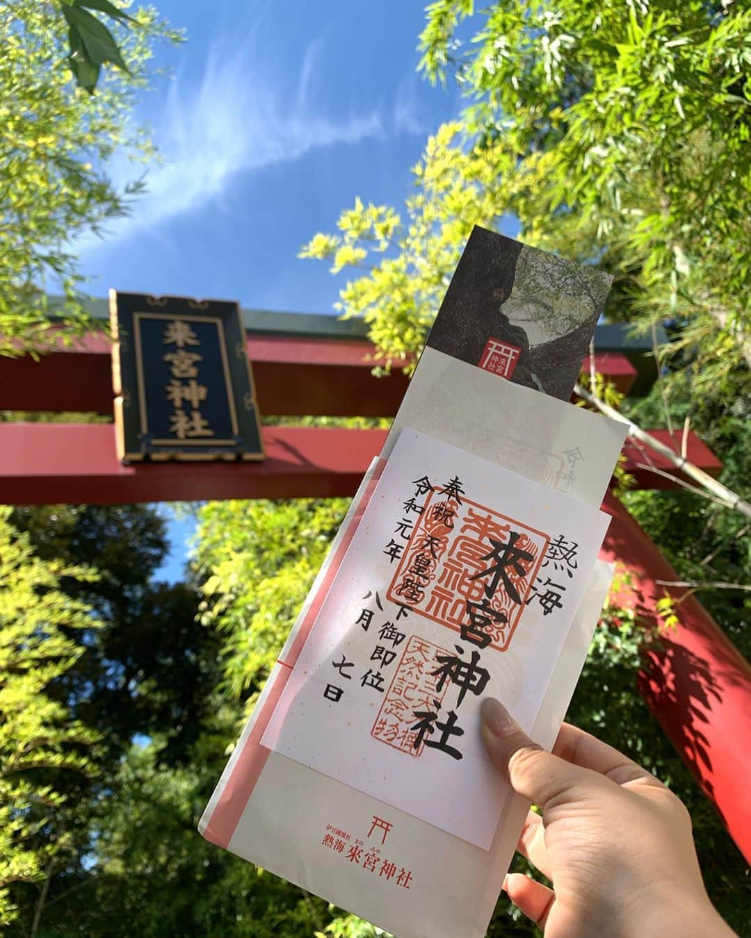 板橋瑠美さんのインスタグラム写真 - (板橋瑠美Instagram)「travel♡﻿ ﻿ ﻿ 楽しみにしていた﻿ 毎年恒例女子旅行 in 白浜♡﻿ ﻿ ﻿ 今年も夜中に起きて早朝出発し、﻿ 子供達もみんなで遊んで楽しすぎました💜﻿ ﻿ 関東の海は汚いから﻿ 入りたくないけど、白浜は本当大好き！﻿ ﻿ 娘はほっとくと一生海から出てこないくらい﻿ 海が大好き！﻿ ﻿ 今年はボディーボードデビューしました♡﻿ ﻿ ﻿ ﻿ 毎年貸別荘借りるんだけど、今年のが﻿ 1番可愛くて最高だった♡﻿ ﻿ ﻿ みんなでワイワイバーベキューして楽しすぎた✨﻿ ﻿  夜の飲み会も本当くだらなすぎて﻿ いつも笑ってばっかwww﻿ ﻿ ﻿ 翌日は、熱海へ寄ってパワースポットの﻿ 来宮神社へ参拝し、﻿ 樹齢2000年の日本天然記念物を見てきたよ(◍⁃͈ᴗ•͈)४४४♡* ﻿ ﻿ この周りを願い事をしながら一周回ると、﻿ 願いが叶うのと、﻿ 寿命が一年伸びると言われてるんだって^ ^！﻿ ﻿ ﻿ もちろん御朱印もGetしました♡﻿ ﻿ ﻿帰りは箱根湯本の温泉へ入って帰りました♡  幸せすぎました♡  また来年も楽しみだなー❤︎❤︎ ・ ・ ・ #白浜旅行 #rsの思い出 #毎年恒例 #白浜女子旅 #来宮神社」8月8日 13時27分 - rumi_official_0616