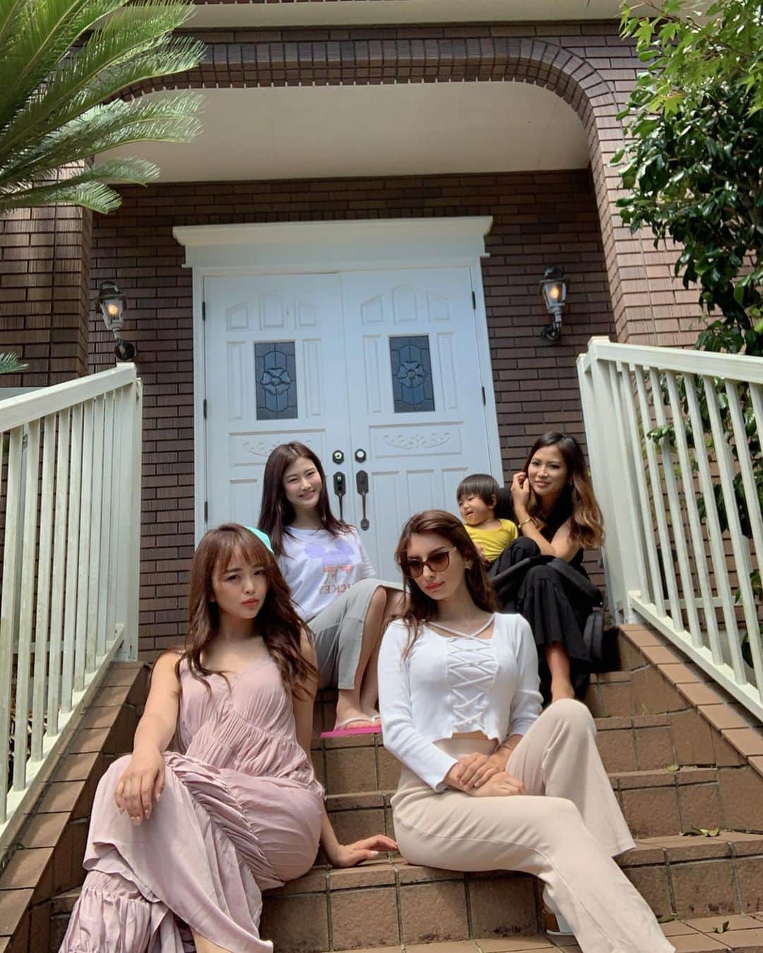 板橋瑠美さんのインスタグラム写真 - (板橋瑠美Instagram)「travel♡﻿ ﻿ ﻿ 楽しみにしていた﻿ 毎年恒例女子旅行 in 白浜♡﻿ ﻿ ﻿ 今年も夜中に起きて早朝出発し、﻿ 子供達もみんなで遊んで楽しすぎました💜﻿ ﻿ 関東の海は汚いから﻿ 入りたくないけど、白浜は本当大好き！﻿ ﻿ 娘はほっとくと一生海から出てこないくらい﻿ 海が大好き！﻿ ﻿ 今年はボディーボードデビューしました♡﻿ ﻿ ﻿ ﻿ 毎年貸別荘借りるんだけど、今年のが﻿ 1番可愛くて最高だった♡﻿ ﻿ ﻿ みんなでワイワイバーベキューして楽しすぎた✨﻿ ﻿  夜の飲み会も本当くだらなすぎて﻿ いつも笑ってばっかwww﻿ ﻿ ﻿ 翌日は、熱海へ寄ってパワースポットの﻿ 来宮神社へ参拝し、﻿ 樹齢2000年の日本天然記念物を見てきたよ(◍⁃͈ᴗ•͈)४४४♡* ﻿ ﻿ この周りを願い事をしながら一周回ると、﻿ 願いが叶うのと、﻿ 寿命が一年伸びると言われてるんだって^ ^！﻿ ﻿ ﻿ もちろん御朱印もGetしました♡﻿ ﻿ ﻿帰りは箱根湯本の温泉へ入って帰りました♡  幸せすぎました♡  また来年も楽しみだなー❤︎❤︎ ・ ・ ・ #白浜旅行 #rsの思い出 #毎年恒例 #白浜女子旅 #来宮神社」8月8日 13時27分 - rumi_official_0616