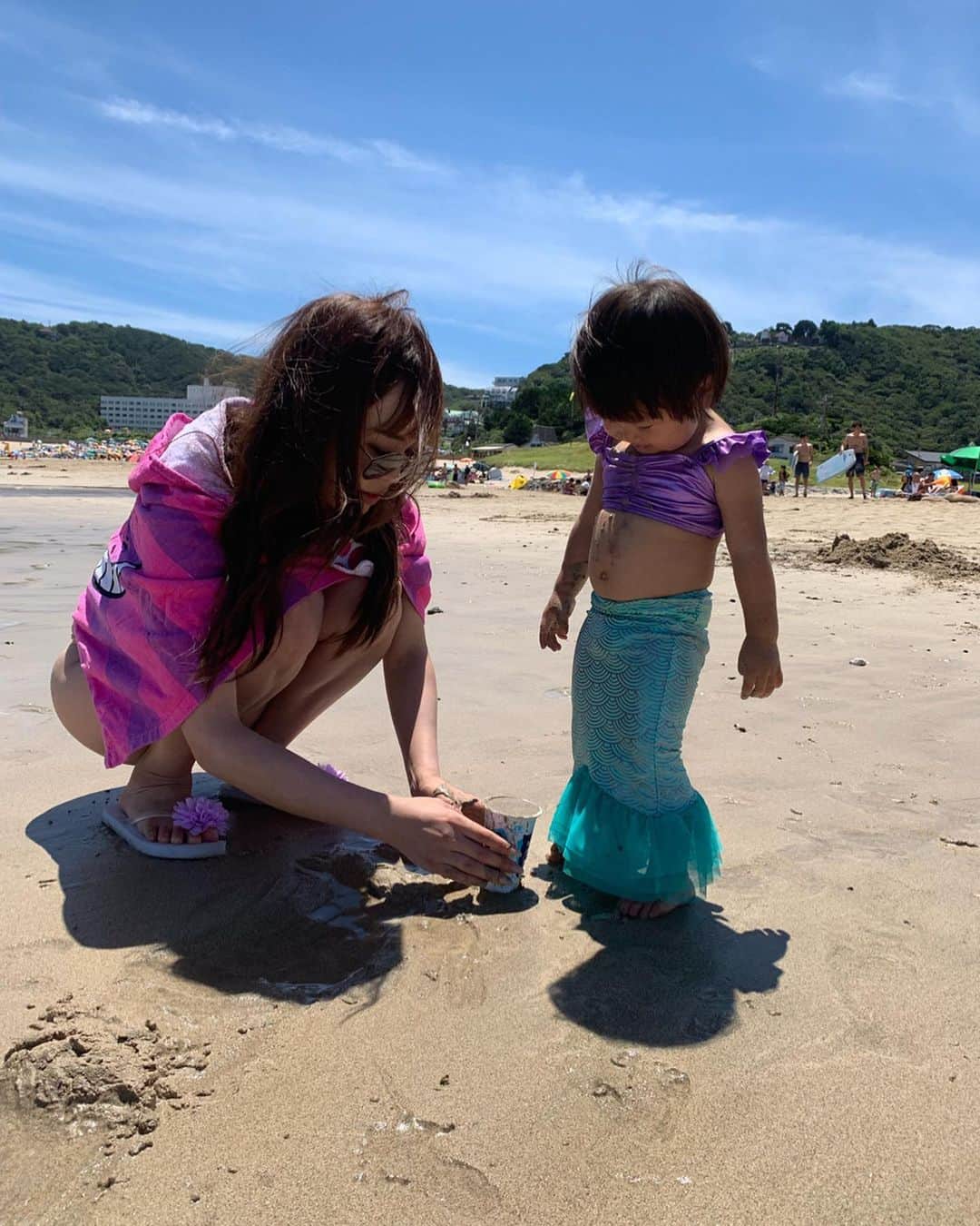 板橋瑠美さんのインスタグラム写真 - (板橋瑠美Instagram)「travel♡﻿ ﻿ ﻿ 楽しみにしていた﻿ 毎年恒例女子旅行 in 白浜♡﻿ ﻿ ﻿ 今年も夜中に起きて早朝出発し、﻿ 子供達もみんなで遊んで楽しすぎました💜﻿ ﻿ 関東の海は汚いから﻿ 入りたくないけど、白浜は本当大好き！﻿ ﻿ 娘はほっとくと一生海から出てこないくらい﻿ 海が大好き！﻿ ﻿ 今年はボディーボードデビューしました♡﻿ ﻿ ﻿ ﻿ 毎年貸別荘借りるんだけど、今年のが﻿ 1番可愛くて最高だった♡﻿ ﻿ ﻿ みんなでワイワイバーベキューして楽しすぎた✨﻿ ﻿  夜の飲み会も本当くだらなすぎて﻿ いつも笑ってばっかwww﻿ ﻿ ﻿ 翌日は、熱海へ寄ってパワースポットの﻿ 来宮神社へ参拝し、﻿ 樹齢2000年の日本天然記念物を見てきたよ(◍⁃͈ᴗ•͈)४४४♡* ﻿ ﻿ この周りを願い事をしながら一周回ると、﻿ 願いが叶うのと、﻿ 寿命が一年伸びると言われてるんだって^ ^！﻿ ﻿ ﻿ もちろん御朱印もGetしました♡﻿ ﻿ ﻿帰りは箱根湯本の温泉へ入って帰りました♡  幸せすぎました♡  また来年も楽しみだなー❤︎❤︎ ・ ・ ・ #白浜旅行 #rsの思い出 #毎年恒例 #白浜女子旅 #来宮神社」8月8日 13時27分 - rumi_official_0616