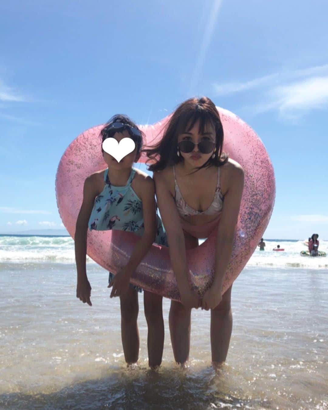 板橋瑠美さんのインスタグラム写真 - (板橋瑠美Instagram)「travel♡﻿ ﻿ ﻿ 楽しみにしていた﻿ 毎年恒例女子旅行 in 白浜♡﻿ ﻿ ﻿ 今年も夜中に起きて早朝出発し、﻿ 子供達もみんなで遊んで楽しすぎました💜﻿ ﻿ 関東の海は汚いから﻿ 入りたくないけど、白浜は本当大好き！﻿ ﻿ 娘はほっとくと一生海から出てこないくらい﻿ 海が大好き！﻿ ﻿ 今年はボディーボードデビューしました♡﻿ ﻿ ﻿ ﻿ 毎年貸別荘借りるんだけど、今年のが﻿ 1番可愛くて最高だった♡﻿ ﻿ ﻿ みんなでワイワイバーベキューして楽しすぎた✨﻿ ﻿  夜の飲み会も本当くだらなすぎて﻿ いつも笑ってばっかwww﻿ ﻿ ﻿ 翌日は、熱海へ寄ってパワースポットの﻿ 来宮神社へ参拝し、﻿ 樹齢2000年の日本天然記念物を見てきたよ(◍⁃͈ᴗ•͈)४४४♡* ﻿ ﻿ この周りを願い事をしながら一周回ると、﻿ 願いが叶うのと、﻿ 寿命が一年伸びると言われてるんだって^ ^！﻿ ﻿ ﻿ もちろん御朱印もGetしました♡﻿ ﻿ ﻿帰りは箱根湯本の温泉へ入って帰りました♡  幸せすぎました♡  また来年も楽しみだなー❤︎❤︎ ・ ・ ・ #白浜旅行 #rsの思い出 #毎年恒例 #白浜女子旅 #来宮神社」8月8日 13時27分 - rumi_official_0616