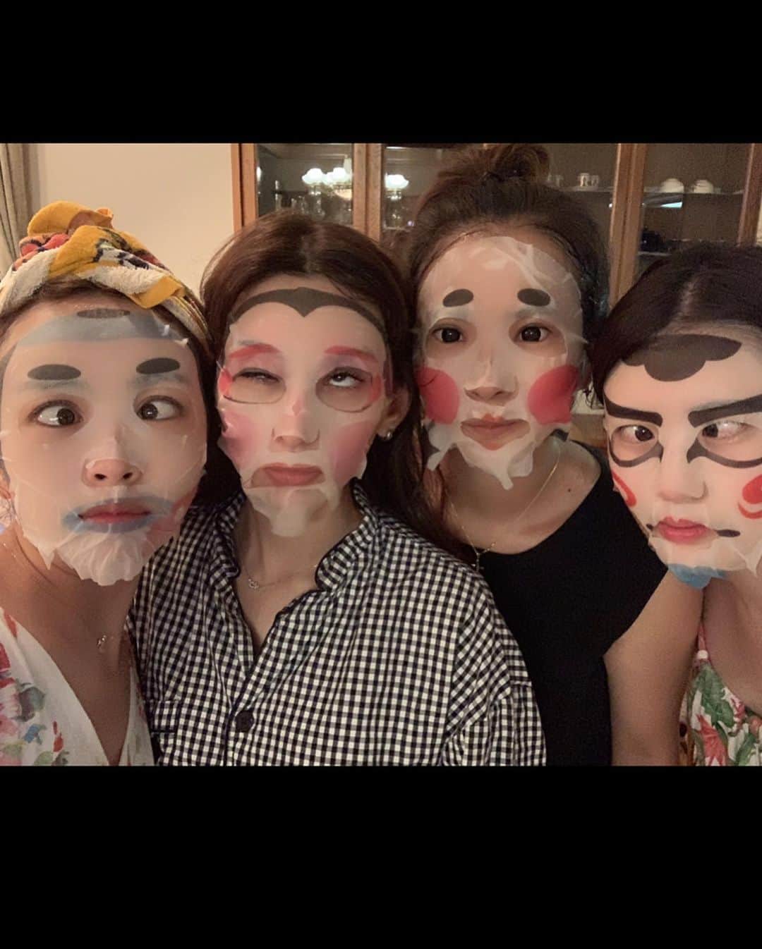 板橋瑠美さんのインスタグラム写真 - (板橋瑠美Instagram)「travel♡﻿ ﻿ ﻿ 楽しみにしていた﻿ 毎年恒例女子旅行 in 白浜♡﻿ ﻿ ﻿ 今年も夜中に起きて早朝出発し、﻿ 子供達もみんなで遊んで楽しすぎました💜﻿ ﻿ 関東の海は汚いから﻿ 入りたくないけど、白浜は本当大好き！﻿ ﻿ 娘はほっとくと一生海から出てこないくらい﻿ 海が大好き！﻿ ﻿ 今年はボディーボードデビューしました♡﻿ ﻿ ﻿ ﻿ 毎年貸別荘借りるんだけど、今年のが﻿ 1番可愛くて最高だった♡﻿ ﻿ ﻿ みんなでワイワイバーベキューして楽しすぎた✨﻿ ﻿  夜の飲み会も本当くだらなすぎて﻿ いつも笑ってばっかwww﻿ ﻿ ﻿ 翌日は、熱海へ寄ってパワースポットの﻿ 来宮神社へ参拝し、﻿ 樹齢2000年の日本天然記念物を見てきたよ(◍⁃͈ᴗ•͈)४४४♡* ﻿ ﻿ この周りを願い事をしながら一周回ると、﻿ 願いが叶うのと、﻿ 寿命が一年伸びると言われてるんだって^ ^！﻿ ﻿ ﻿ もちろん御朱印もGetしました♡﻿ ﻿ ﻿帰りは箱根湯本の温泉へ入って帰りました♡  幸せすぎました♡  また来年も楽しみだなー❤︎❤︎ ・ ・ ・ #白浜旅行 #rsの思い出 #毎年恒例 #白浜女子旅 #来宮神社」8月8日 13時27分 - rumi_official_0616