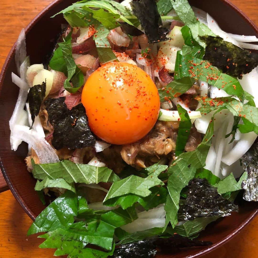 のインスタグラム：「やってみた！  鯖缶と納豆混ぜ合わせたものをうどんに乗っけた、「ひっぱりうどん」！ 息子のはシンプルに鯖缶と納豆混ぜたものを。  息子、大絶賛！ 「考えた人、天才じゃん！」と！  昨日、#tTimeDinner ご出演いただいた加藤さん、ありがとうございました😊  #tのめし #Tですよ」