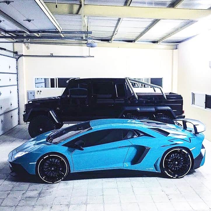 Dirk A. Productionsさんのインスタグラム写真 - (Dirk A. ProductionsInstagram)「🤔 You can only take one for a day, Which one will it be, SV or 6x6? @adharamsey #Lamborghini #Aventador #SV #LP750 #Mercedes #AMG #6x6 #CarbonFiber #GarageShot」8月8日 13時31分 - supercarfocusdotcom