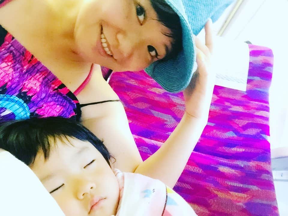 有坂美香のインスタグラム：「一足お先に滋賀県へ帰郷します❗️ 明日から #鈴木雅之 さんの 振替公演 in 広島〜岡山です❗️ 久しぶり& 本当に最終公演❗️ 楽しみます♫♫♫♫ 座席の色と服の色が 偶然ツアーカラーのFunky Flag感💗💜❤️💜💙 #ツルピカタマゴちゃん は速攻寝てくれました〜」