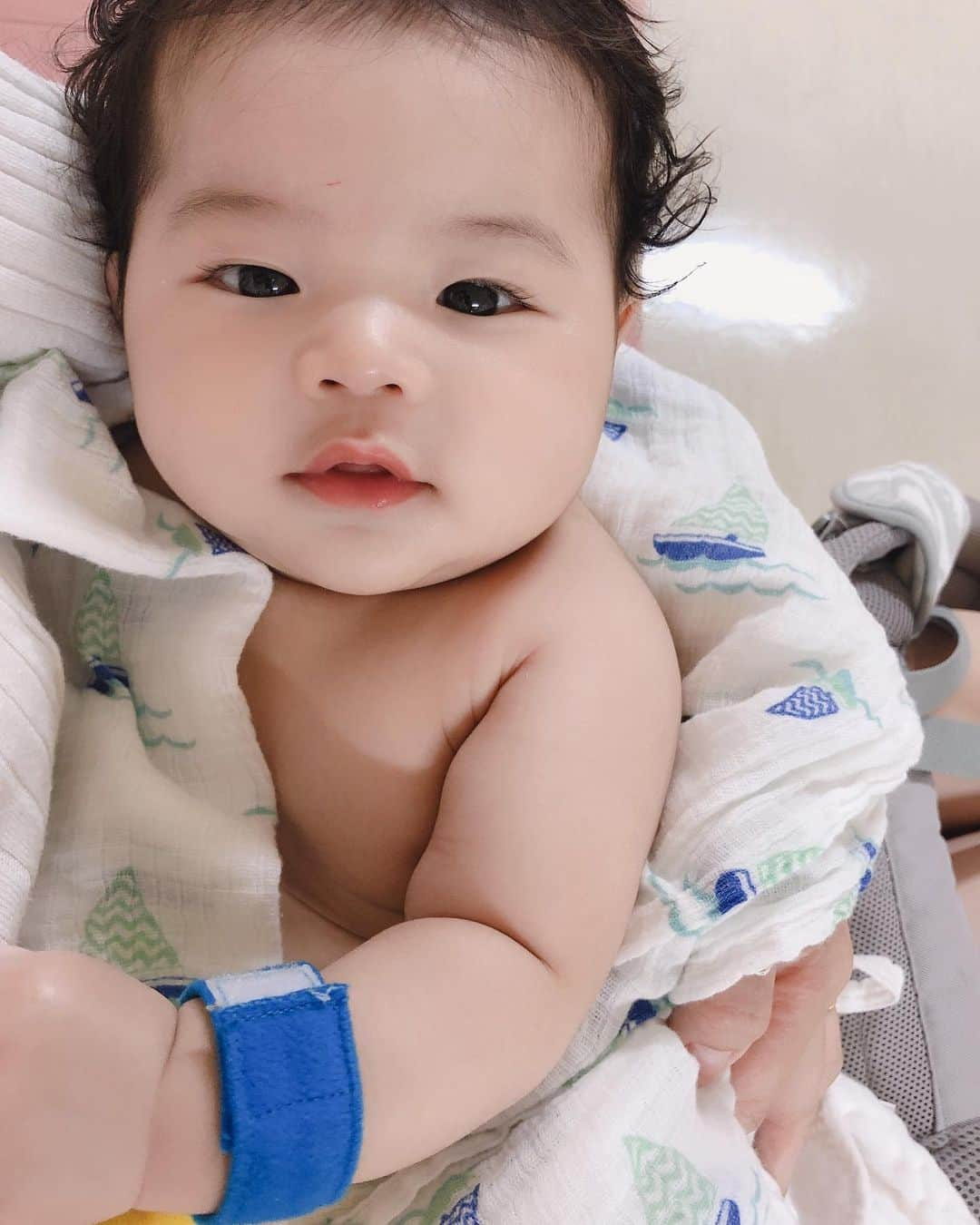 鈴木サチさんのインスタグラム写真 - (鈴木サチInstagram)「昨日は 息子の健診へ。 7000gを超えていて、産まれた時の倍の大きさになりました！ 健康でなにより！！ それにしても、暑い😵💦💦 上の二人を児童館に連れて行ったり、息子の健診と皮膚科に行ったり、とにかく歩き回って暑かったー。 ベビーカー押してると日傘させないから、帽子はマスト。 ベビも暑いだろうから、取りあえず布で巻いたペットボトルを小脇にはさませて、熱中症対策。 ベビーカーにつける扇風機とか買って対策しなくてはっ！ みなさん、おススメあったら教えて下さい！  #mama #mother #model #family #kids # #baby #3ヶ月 #ムチムチ #7000g #熱中症対策 #tokyo #東京 #japan」8月8日 13時34分 - sachi_suzuki