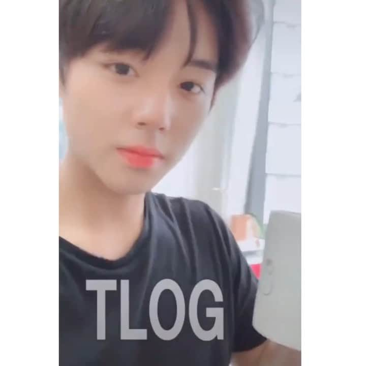 パク・ジフンのインスタグラム：「지후니의 ☕️ #Tlog #coffee #TikTok #틱톡」