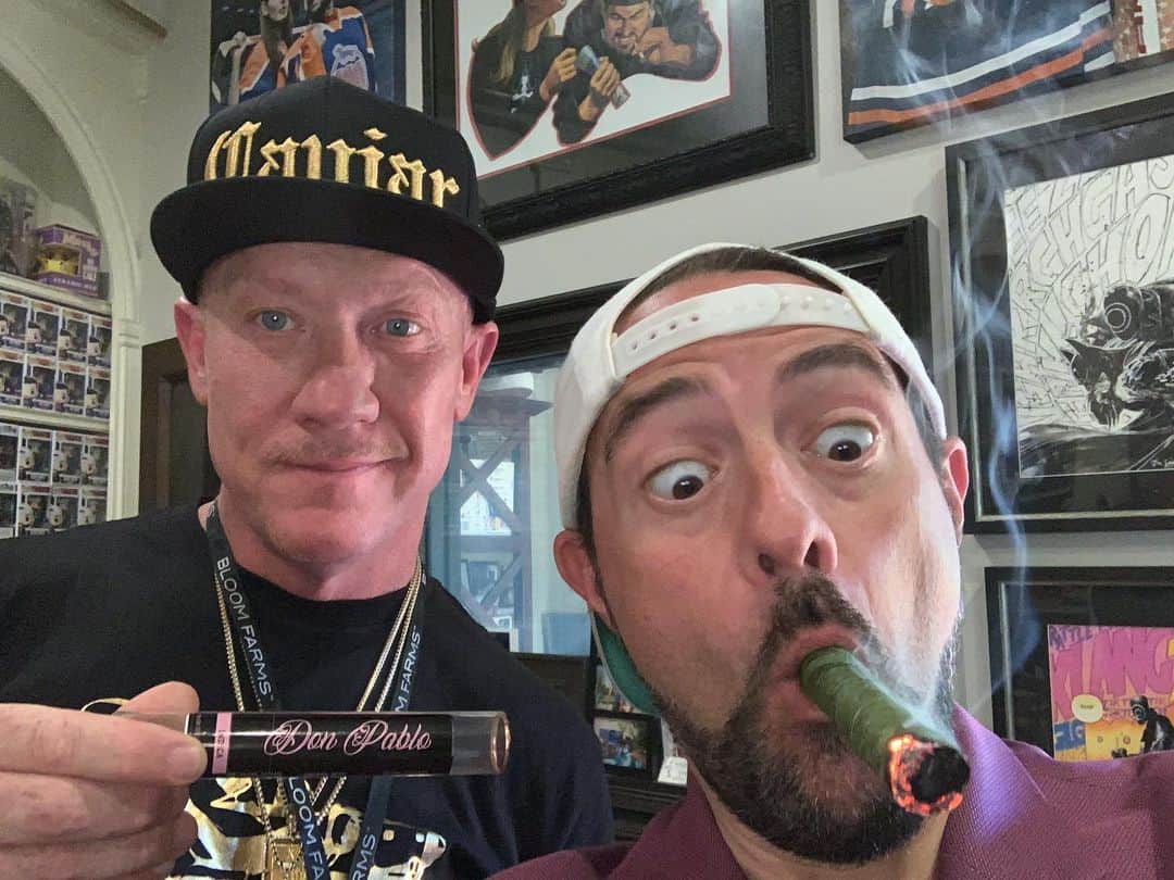 ケヴィン・スミスのインスタグラム：「For my birthday, my man Mike from @caviargoldmed brought me a Don Pablo - a gigantic joint wrapped in a marijuana leaf! Look at that cannon! My God, that Caviar Gold takes me places! After we smoked, @jenschwalbach offered me anything I wanted for my birthday, so I said to my wife “I want you to watch @avengers with me” (she hadn’t seen it). When she agreed, I realized I should’ve requested to fuck instead. But as the credits rolled, Jen said she liked the movie and I felt gratified. Marvel: As Good As Sex. And the only way to make both sex and Marvel possibly better than they are? Add some #CaviarGold! #KevinSmith #cannabis」