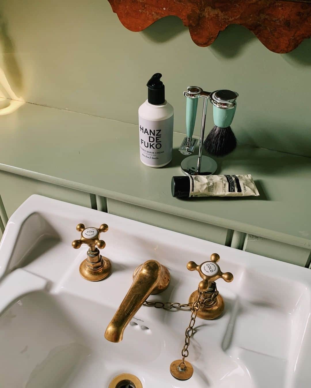 MR PORTERのインスタグラム：「Three steps to a clean shave💈」