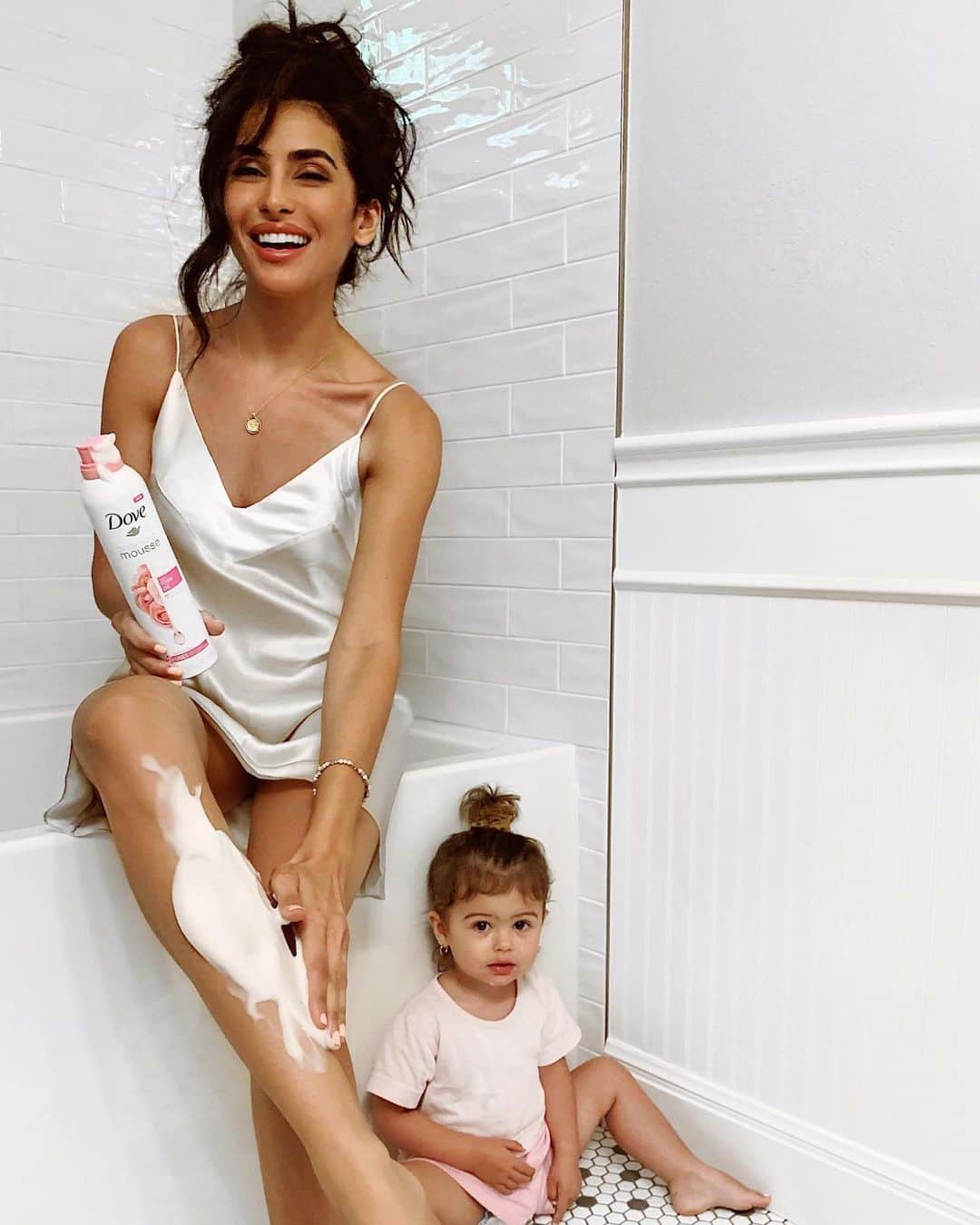 Sazan Hendrixさんのインスタグラム写真 - (Sazan HendrixInstagram)「#DovePartner Teeny loves watching my every move these days so mamas you know I’m getting creative with sneaking in my little me-time moments (even if it’s just for a moment 😉) game plan: While she’s distracted, I figured out that I can cut my shower time in half when I use @Dove’s Body Wash Mousse with Rose Oil that doubles as body wash AND shaving cream 🙌🏼 Best of all, this mousse makes the experience feel 10x more lavish so I’m about it! What little me moment did you give yourself today?☁️✨ #MeMoments」8月8日 5時06分 - sazan