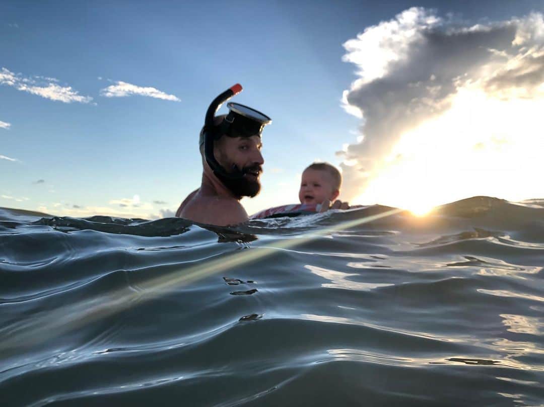 エリカ・クリステンセンのインスタグラム：「Sometimes I feel like things should remain private instead of just blasting about it on the gram. I’ve opined that this is the best dad. And he is. He’s the best f*cking cruise director we could have. And it’s his birthday...so I’m blasting it on the gram. #babyphotographer #adventureparenting #happybirthday ♥️」