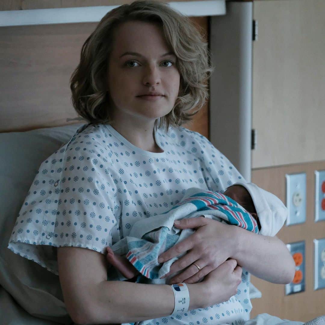 E! Onlineさんのインスタグラム写真 - (E! OnlineInstagram)「According to Elisabeth Moss, the worst #TheHandmaidsTale scene to shoot involved cream cheese, jelly, and a baby. May the Lord open the link in our bio for details on THAT birth scene. (📷: George Kraychyk/Hulu)」8月8日 5時17分 - enews