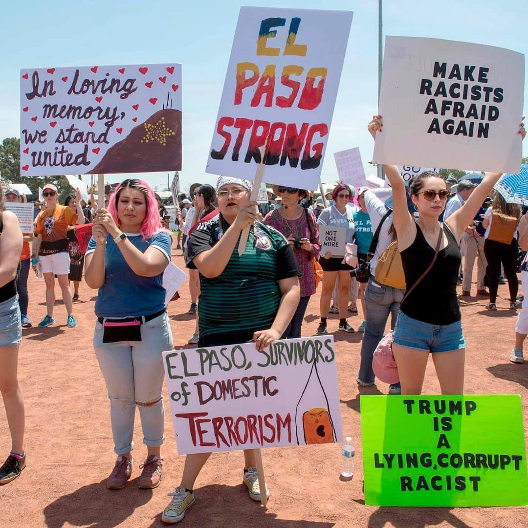 NBC Newsさんのインスタグラム写真 - (NBC NewsInstagram)「#ElPaso residents protest against President Trump’s visit to the area after the mass shooting attack that left 22 people dead. . 📷 Mark Ralston / @afpphoto」8月8日 5時28分 - nbcnews