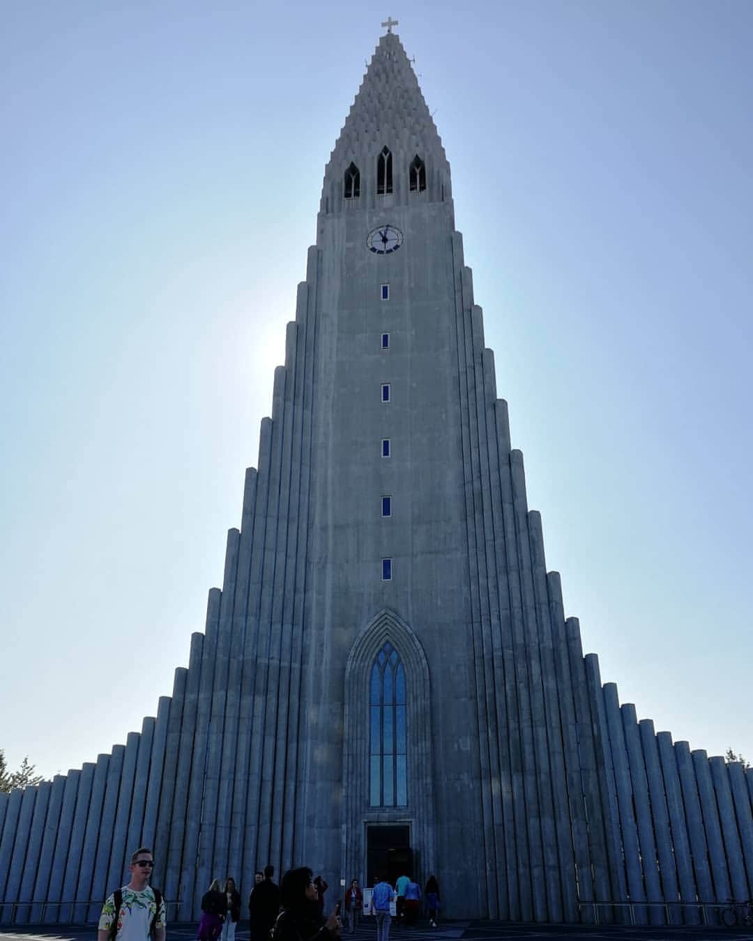桐島瑞希さんのインスタグラム写真 - (桐島瑞希Instagram)「ハットルグリムス教会⛪ アイスランドの首都レイキャビクのランドマーク的な教会。 夕陽に照らされるとピンク色💗 冷えた体は魚介のスープで暖めた😙 夜は本当に寒い❗真夏なのに10℃位😂  #iceland #アイスランド #アイスランド旅行 #reykjavik #レイキャビク #hallgrimskirkja #ハットルグリムス教会 #海外旅行 #海外旅行好きな人と繋がりたい #travelphotography #旅したくなるフォト #church #教会」8月8日 5時29分 - mizkirisiii