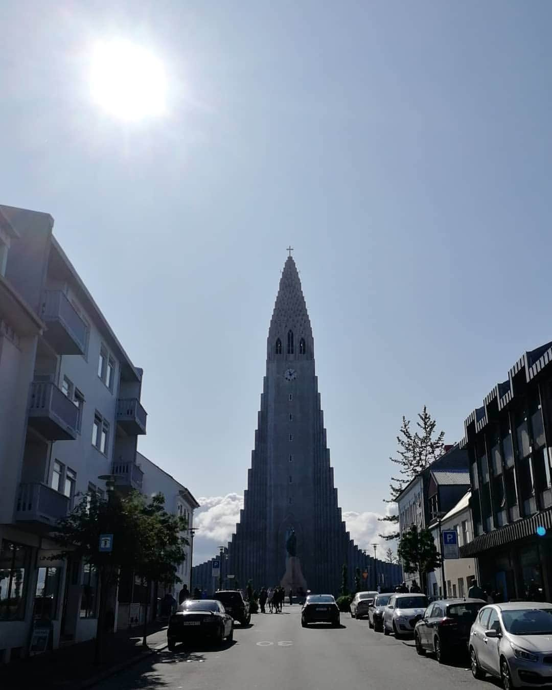 桐島瑞希さんのインスタグラム写真 - (桐島瑞希Instagram)「ハットルグリムス教会⛪ アイスランドの首都レイキャビクのランドマーク的な教会。 夕陽に照らされるとピンク色💗 冷えた体は魚介のスープで暖めた😙 夜は本当に寒い❗真夏なのに10℃位😂  #iceland #アイスランド #アイスランド旅行 #reykjavik #レイキャビク #hallgrimskirkja #ハットルグリムス教会 #海外旅行 #海外旅行好きな人と繋がりたい #travelphotography #旅したくなるフォト #church #教会」8月8日 5時29分 - mizkirisiii