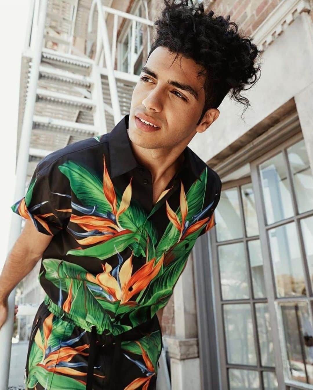 メナ・マスードのインスタグラム：「That summer time feeling 😎 Sending you all positive vibes today」