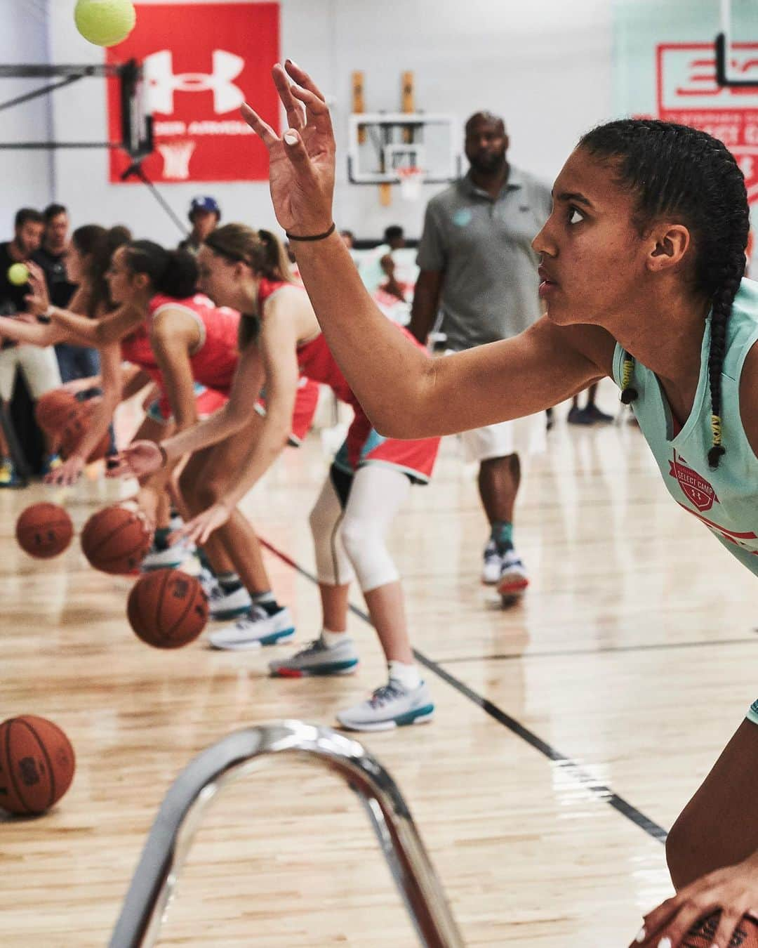 Under Armour Basketballさんのインスタグラム写真 - (Under Armour BasketballInstagram)「Grab your 📓 and ✏️. @stephencurry30 is out here teaching the next generation what it takes to make it at the next level.  Swipe ➡️ to see all the action from day 1 and 2 of SC30 Select Camp.」8月8日 5時46分 - uabasketball