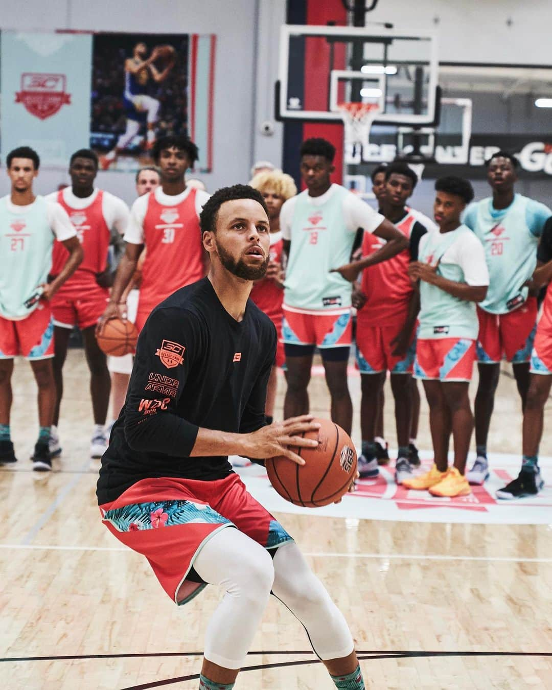 Under Armour Basketballさんのインスタグラム写真 - (Under Armour BasketballInstagram)「Grab your 📓 and ✏️. @stephencurry30 is out here teaching the next generation what it takes to make it at the next level.  Swipe ➡️ to see all the action from day 1 and 2 of SC30 Select Camp.」8月8日 5時46分 - uabasketball