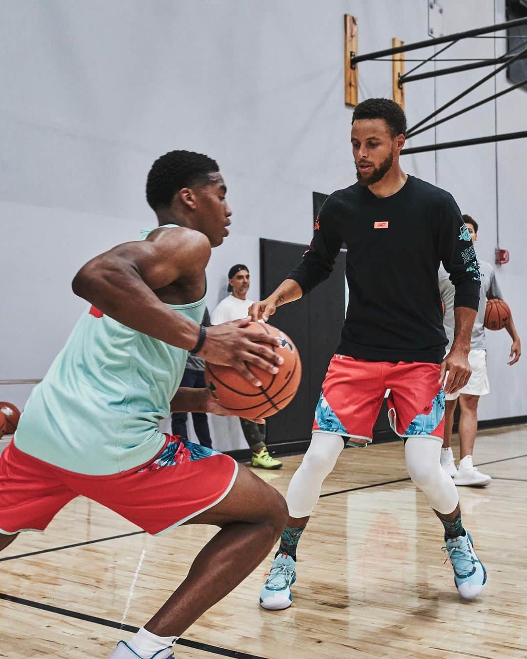 Under Armour Basketballさんのインスタグラム写真 - (Under Armour BasketballInstagram)「Grab your 📓 and ✏️. @stephencurry30 is out here teaching the next generation what it takes to make it at the next level.  Swipe ➡️ to see all the action from day 1 and 2 of SC30 Select Camp.」8月8日 5時46分 - uabasketball