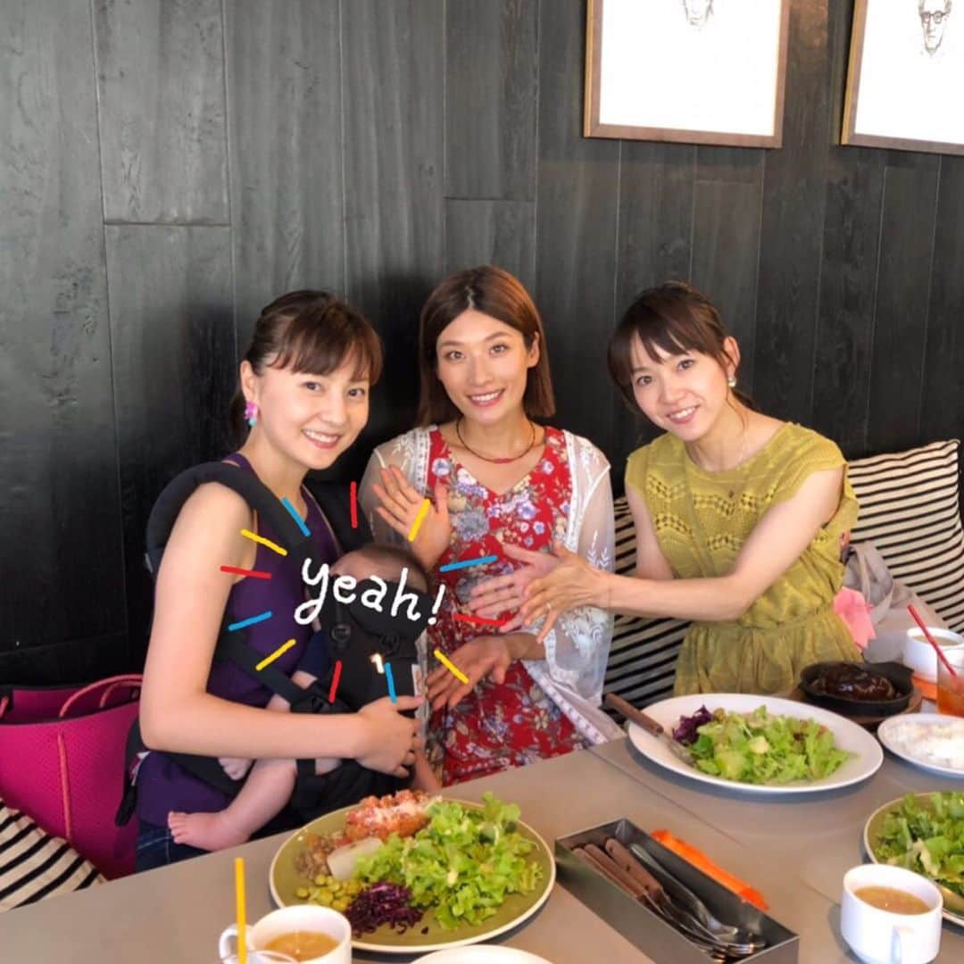 西谷綾子のインスタグラム：「✴︎ ママになった綾乃ちゃん😍💓2ヶ月の可愛い息子くんに癒され、綾乃ちゃんの変わらない美しさ&ママになりさらに頼もしく😊捉え方や考え方が素敵で圧倒された‼︎😳✨ ・ 由紀ちゃんもいつもざっくばらんに色々な話してくれるから勉強になるーー‼︎😆 ・ 次回は彩乃ちゃん萌映ちゃんも一緒にいつもの5人でっ💓 ・ #happybirthday #ずっと抱っこしていたかった #可愛すぎ #2人とも #ママ #美しい  #10年の仲 #ずっと仲良し #いつもありがとう」