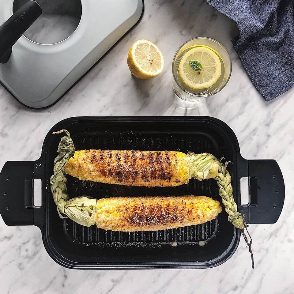 UchiCookさんのインスタグラム写真 - (UchiCookInstagram)「Easy Steam Grilled Street Corn made at home! 🌽  1. First, strip away the silk from each ear, leaving the end attached and tie into braids for aesthetics. ​​2. Preheat Steam Grill on medium heat for 3 minutes. ​​3. Place corn and pour water in the ridge of the Steam Grill and cook for 5 minutes. ​​4. Brush a thin layer of mayonnaise and grill for another 5 minutes until the corn gets those amazing grill marks. ​​5. Sprinkle with parmesan cheese and chili powder. ​​6. Finally, squeeze a fresh lemon to serve. 🍋  There you have it, fresh Street Corn made in 15 minutes at home! Order your multifunctional Steam Grill here ⋅ www.uchicook.com ♨ — #uchicook #stainlesssteel #steamgrill #foodstagram #foodie #cookware #kitchenware #kitchenutensils #bakedpeachrecipe #streetcorn #easyrecipes #homemade #homechef」8月8日 5時50分 - uchicook