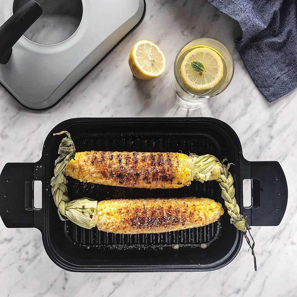 UchiCookのインスタグラム：「Easy Steam Grilled Street Corn made at home! 🌽  1. First, strip away the silk from each ear, leaving the end attached and tie into braids for aesthetics. ​​2. Preheat Steam Grill on medium heat for 3 minutes. ​​3. Place corn and pour water in the ridge of the Steam Grill and cook for 5 minutes. ​​4. Brush a thin layer of mayonnaise and grill for another 5 minutes until the corn gets those amazing grill marks. ​​5. Sprinkle with parmesan cheese and chili powder. ​​6. Finally, squeeze a fresh lemon to serve. 🍋  There you have it, fresh Street Corn made in 15 minutes at home! Order your multifunctional Steam Grill here ⋅ www.uchicook.com ♨ — #uchicook #stainlesssteel #steamgrill #foodstagram #foodie #cookware #kitchenware #kitchenutensils #bakedpeachrecipe #streetcorn #easyrecipes #homemade #homechef」