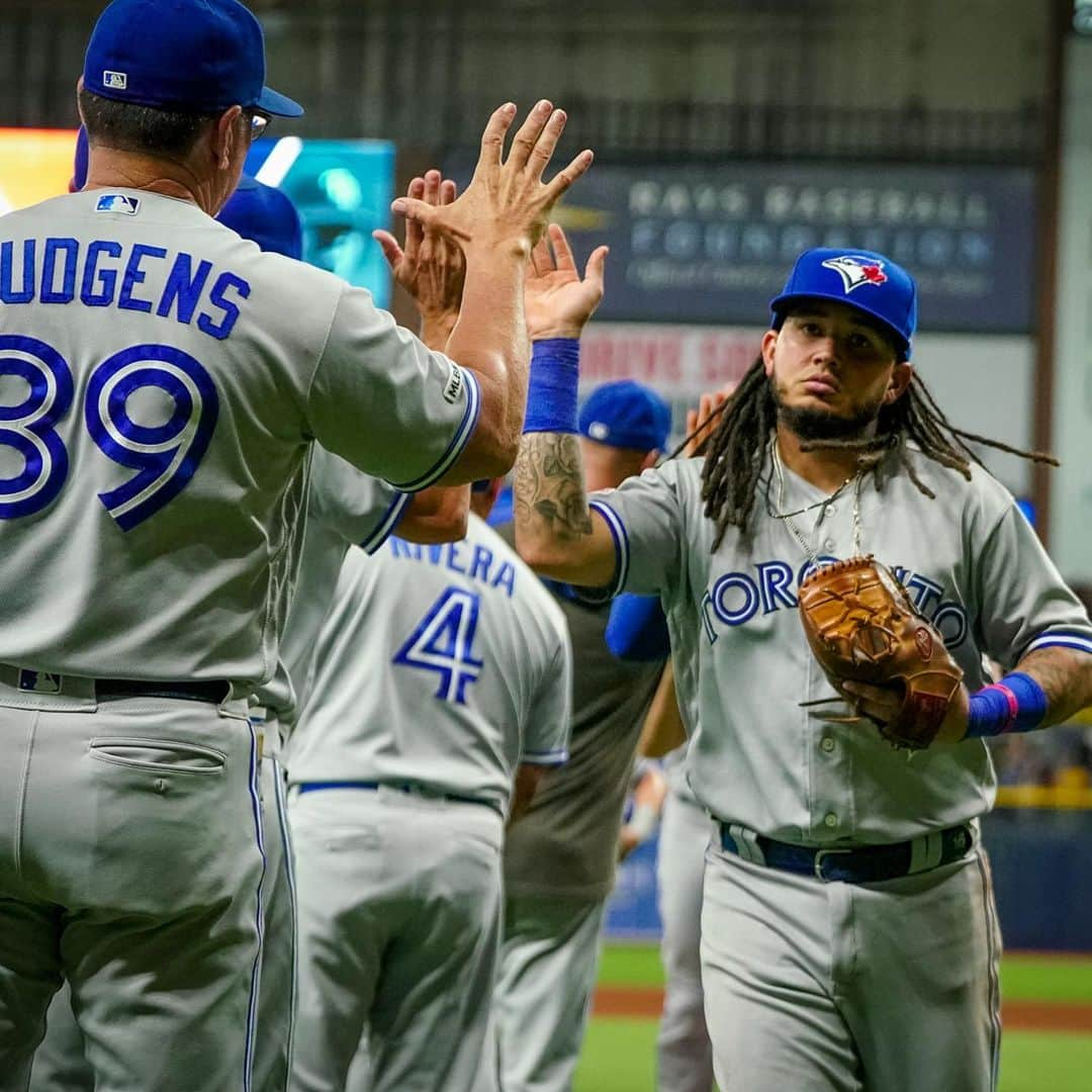 トロント・ブルージェイズさんのインスタグラム写真 - (トロント・ブルージェイズInstagram)「We’re coming back home! Give us your ✋ emojis! #BlueJaysWin」8月8日 5時50分 - bluejays