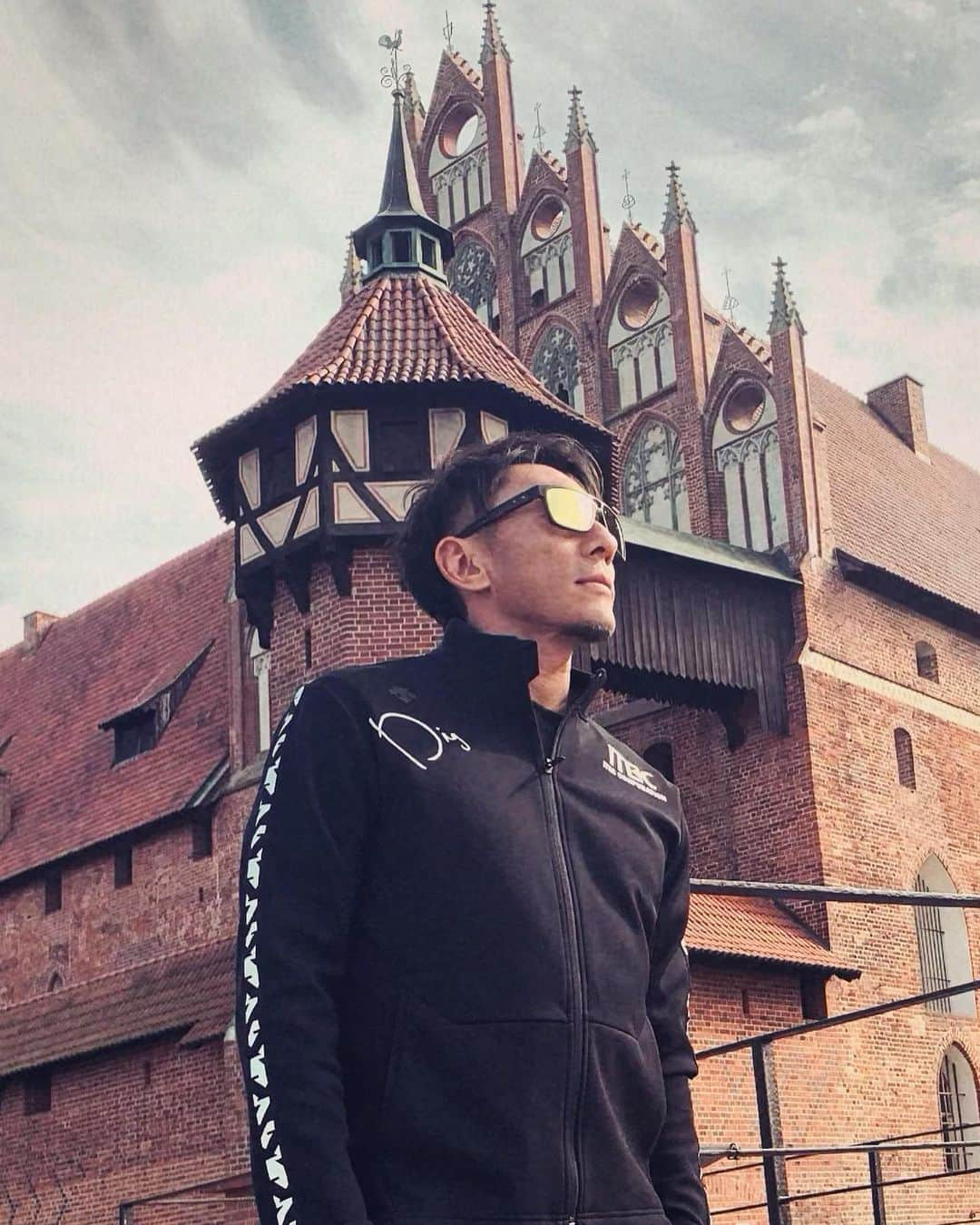 西村晃一さんのインスタグラム写真 - (西村晃一Instagram)「WORLD TOUR in Poland  大きな節目となったこのポーランド大会。プロセスより結果を求めるぼくは、 今まではパートナーを世界で戦えるレベルに持ち上げることを課題に取り組んで来ました！ 正直相当キツかったと思います。 練習、試合はもちろん、普段からの立ち居振る舞い、意識改革、メンタルの追い込み練習など、、、今まで何度も嘔吐し涙し、記憶も無くすまで追い込みました。 よくここまでついてこれたなと。 本当に死ぬ気で頑張っています。 やっと戦えるチームになってきたので、 ここからは結果を掴みに行くステージに差し掛かり、 これからが勝負。  Until now, it was a period to strengthen my partner. He has practiced so tough. But I need more results than processes. From now on, it will be the stage of the team that wins the game. It was time to win! “It always seems impossible until it’s done”  #partner #worldtourbeachvolleyball2019  #tokyo2020 #poland #malbolkcastle  #koichinishimura  #西村晃一 #photojenic  #フォトジェニックパートナー #マルボルク城内 #世界遺産 #柴田大助」8月8日 6時03分 - koichi.nishimura