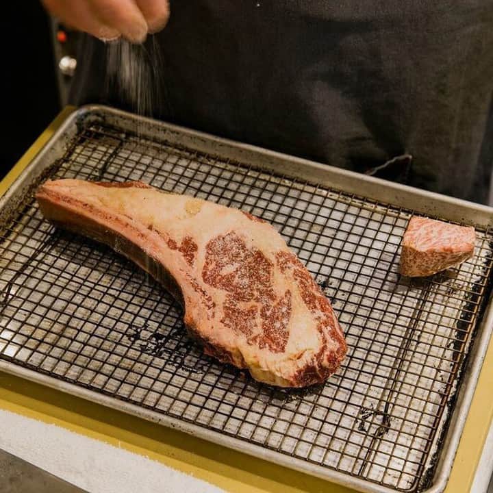 Wall Street Journalさんのインスタグラム写真 - (Wall Street JournalInstagram)「Steakhouses looking for the next big thing are hoping to lure diners with a new hook: old beef, like this 10-year-old ribeye at Colorado's @corrida_boulder.  American restaurants have traditionally served meat from cattle that are no more than two years old, as older animals can be tougher and more susceptible to disease. But the meat tends to have a richer flavor.  Taking a cue from restaurants in Spain—especially the Basque region, where serving beef from older cows is commonplace—steakhouses from Chicago to Las Vegas are getting in on the trend.  Read more at the link in our bio. 📷: @james.stukenberg for @wsjphotos」8月8日 6時00分 - wsj