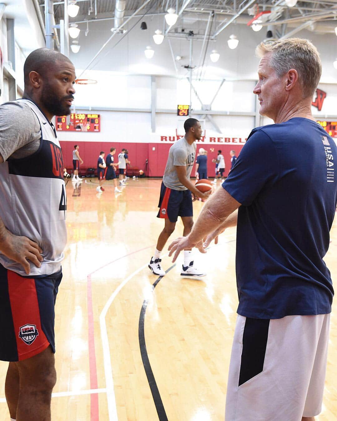 ゴールデンステート・ウォリアーズさんのインスタグラム写真 - (ゴールデンステート・ウォリアーズInstagram)「🇺🇸 Steve Kerr reppin’ the Dubs at Team USA practice.」8月8日 6時08分 - warriors