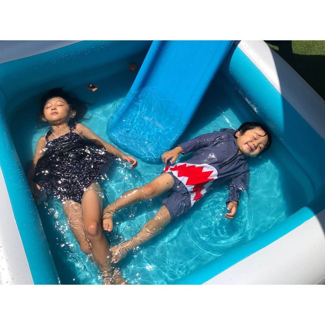 Ai.tさんのインスタグラム写真 - (Ai.tInstagram)「. 夏休みおもいっきり遊びすぎて 寝かしつけのとき寝落ちの日々🙄 . 20時半〜21時に寝て5時半に起きる…健康体だわー😂😂😂 . . 昊也と写真撮ってーってなったら 昊也の顔😂😂😂 . . 夏休みももう折り返しくらいだね🙄#はやい . . #姉弟 #5歳 #2歳」8月8日 6時09分 - ngs.rky.kuy