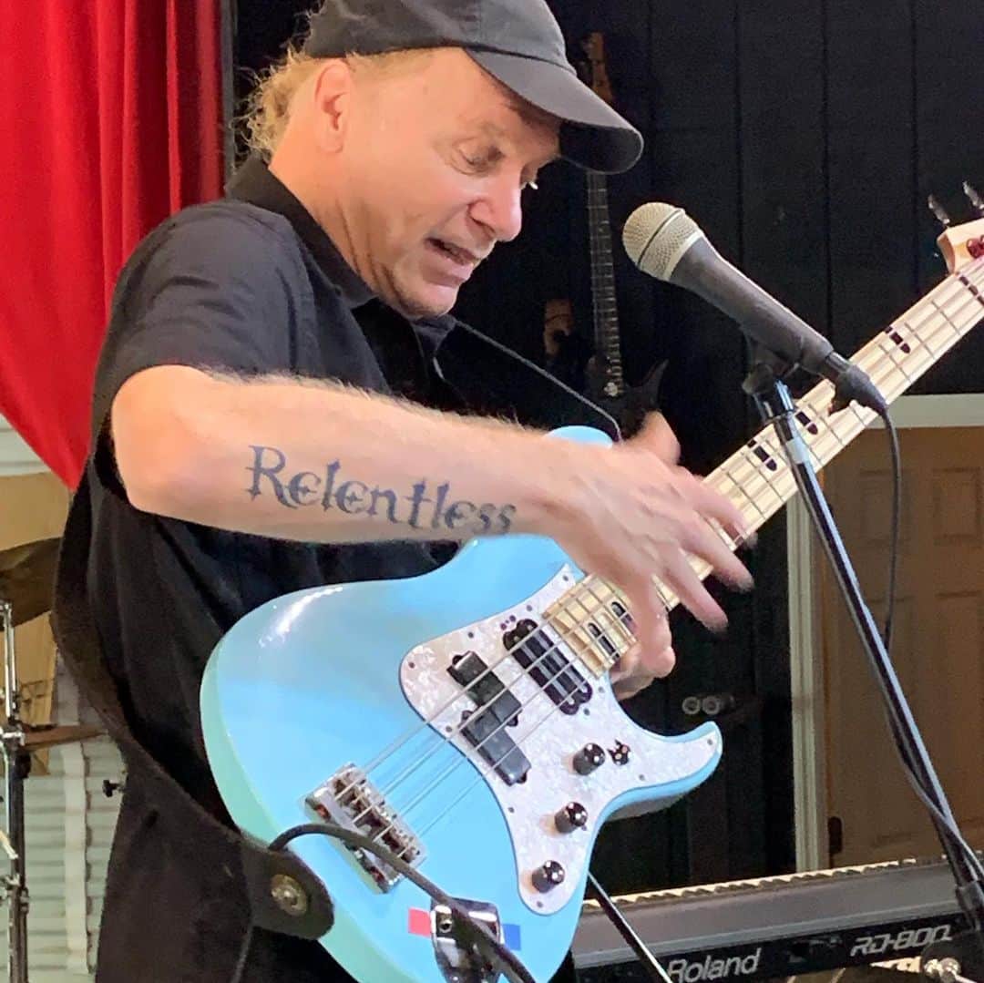 ヴィクター・ウッテンのインスタグラム：「Billy Sheehan rocking it for the younger students. Register for other camps at vixcamps.com」