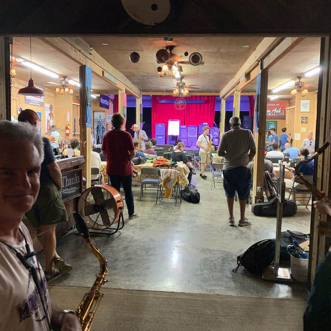 ヴィクター・ウッテンさんのインスタグラム写真 - (ヴィクター・ウッテンInstagram)「Inside/Outside Sax Retreat is happening now at Wooten Woods. Register for other camps at: vixcamps.com」8月8日 6時20分 - victorwooten