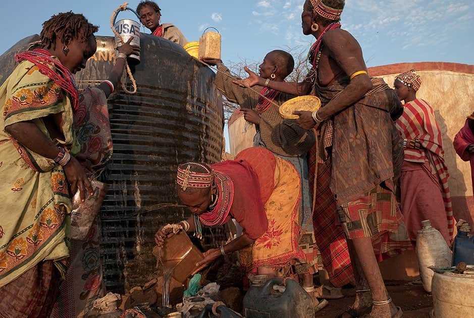 National Geographic Creativeさんのインスタグラム写真 - (National Geographic CreativeInstagram)「Photo by @ljohnphoto | Locals scoop the dregs from a nearby water tank in Kenya. #Kenya #Africa #Water」8月8日 6時22分 - natgeointhefield
