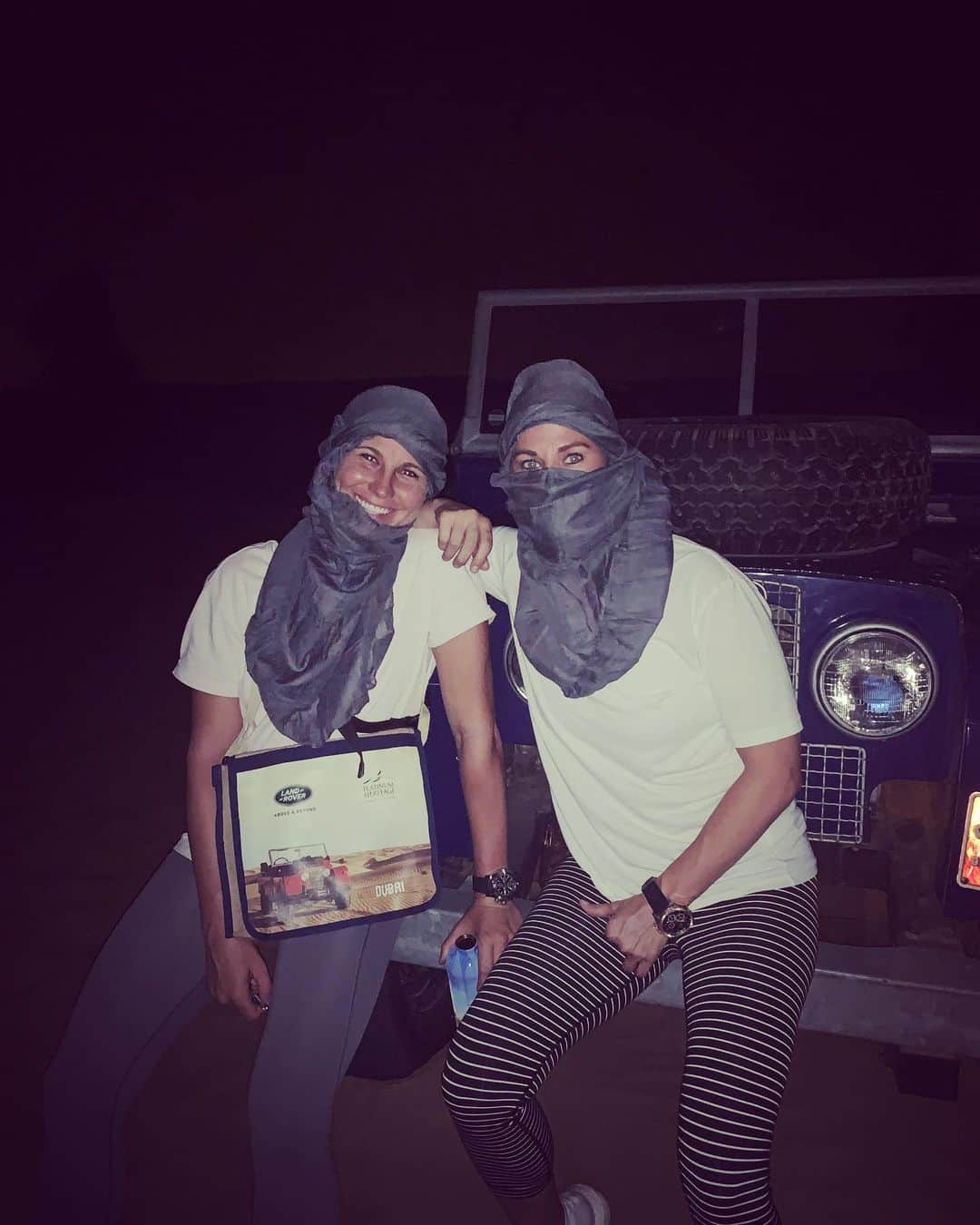 ライアン・オウトゥールさんのインスタグラム写真 - (ライアン・オウトゥールInstagram)「Exploring the Arabian Desert under the moonlight with this cutie. #dubai #safari #landroverdefender #sanddunes」8月8日 6時38分 - ryannotoole