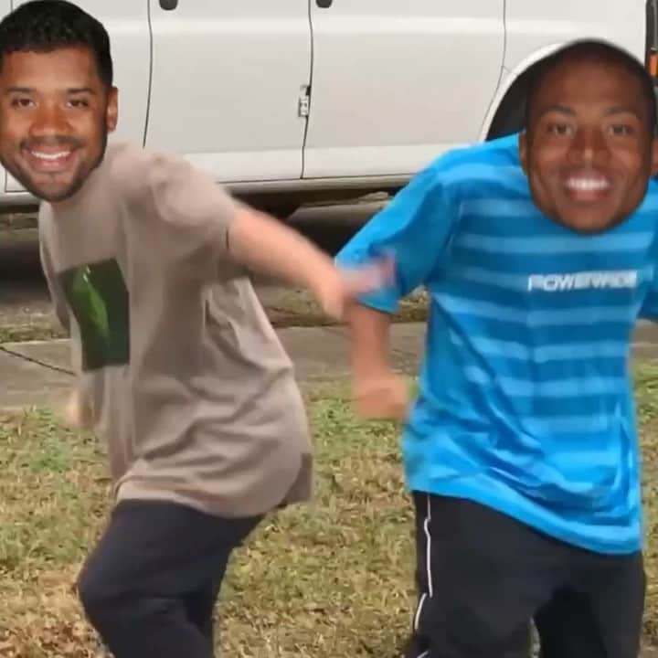 ラッセル・ウィルソンのインスタグラム：「That moment when you and ur homie @tdlockett12 realize football is back! 🏈 😂🤣🕺🏽🕺🏽 🎥 @west2eastempire  Dancers: @calesaurage @johnnoski」